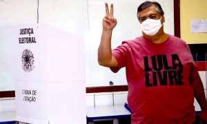 Em São Luís, Flávio Dino vota e homenageia Lula: 'O melhor presidente'