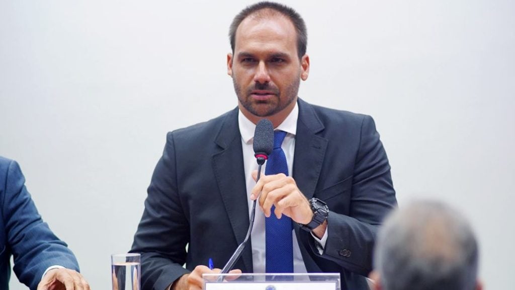 Após atacar professores, Eduardo Bolsonaro se diz vítima de ‘desejos autocratas de comunistas’