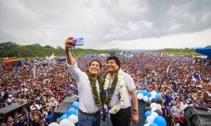 Milhares aplaudem Evo Morales em retorno a seu reduto