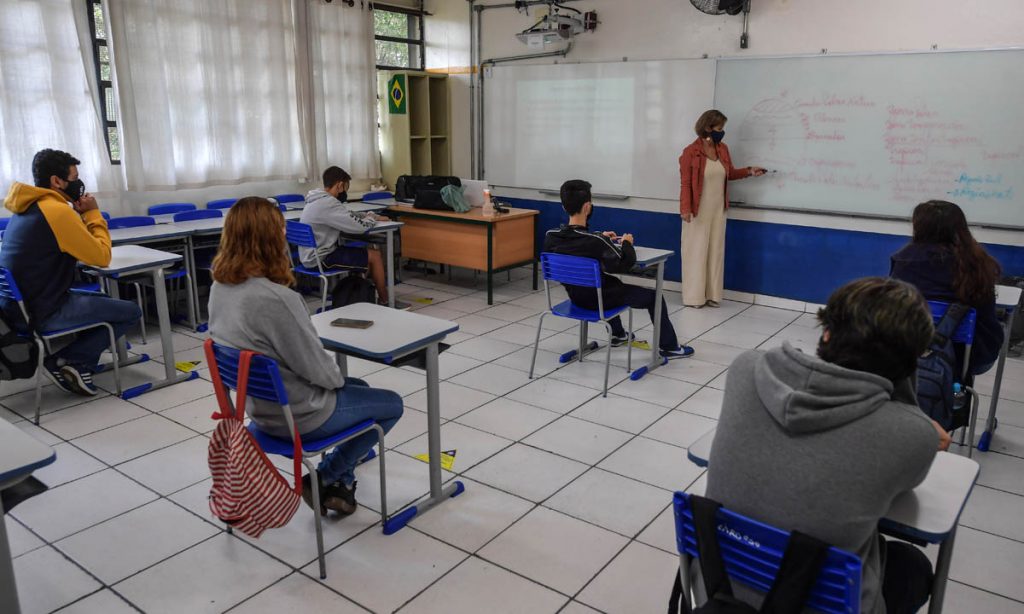 Brasil alcança maior taxa de crianças e jovens fora da escola
