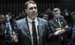 Imprensa estrangeira destaca acusação contra Flávio Bolsonaro: ‘rachadinha’ vira ‘salary split’