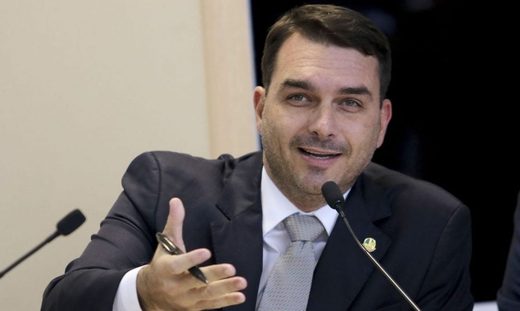 Após críticas, Flávio Bolsonaro muda o texto da PEC das Praias