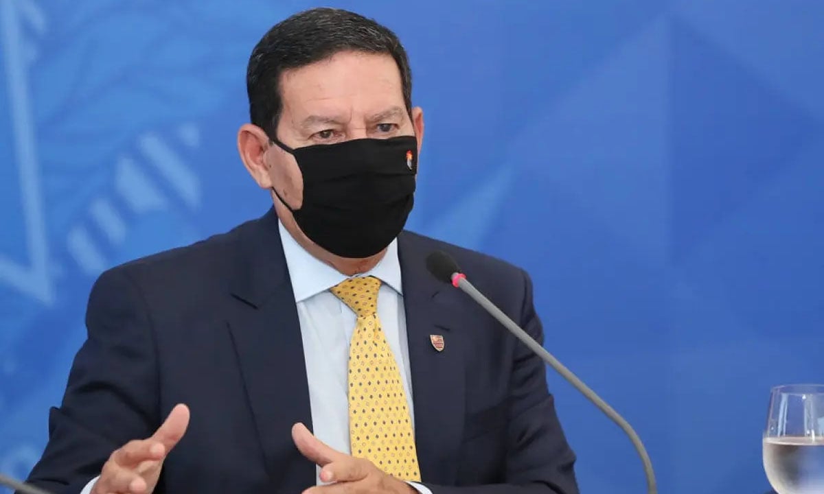 Em francês, Mourão diz que Macron ‘não está bem’