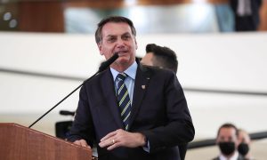 'Quando acabar a saliva, tem que ter pólvora', diz Bolsonaro em indireta a Biden sobre Amazônia