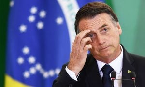 Sem provas, Bolsonaro insinua que Coronavac pode ter levado voluntário à morte