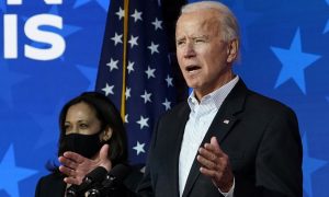 Democrata Joe Biden ao lado da senadora Kamala Harris. Créditos: Drew Angerer / GETTY IMAGES NORTH AMERICA / Getty Images via AFP