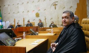 Kassio Nunes interrompe julgamento sobre bloqueio de Bolsonaro a usuários nas redes