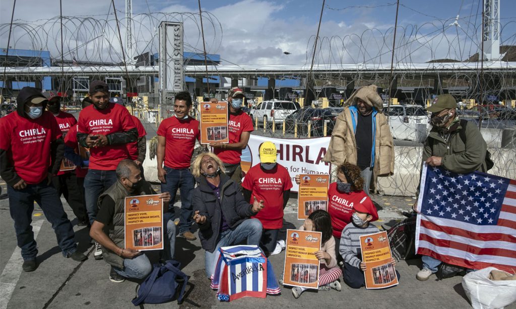 Migrantes celebram vitória de Biden na fronteira de México e EUA