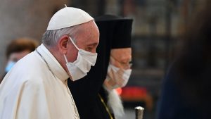 Papa ridiculariza manifestantes anti-máscara em livro de entrevistas
