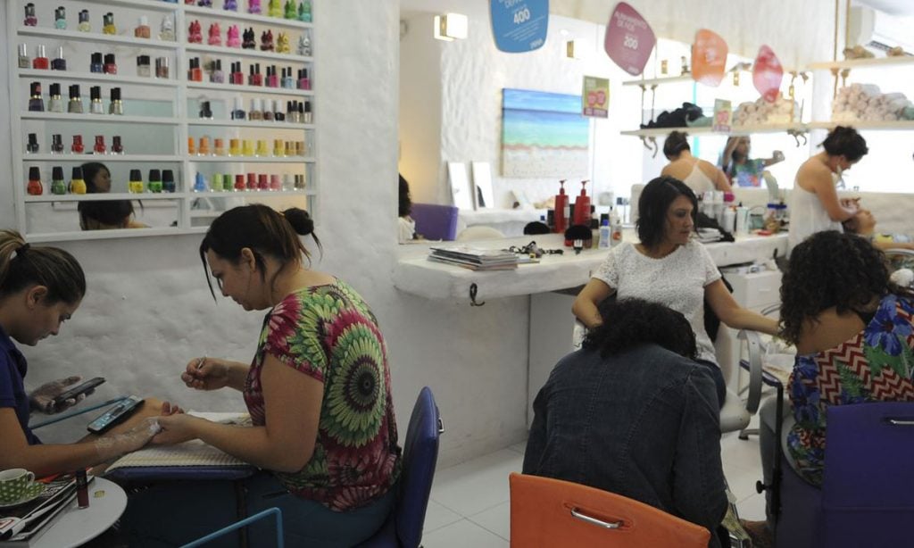 Trabalho feminino em ambientes de embelezamento: a estética da negação