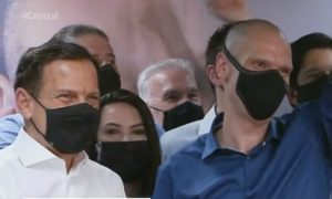 Ao lado de Doria, Covas prega união e exalta seu vice