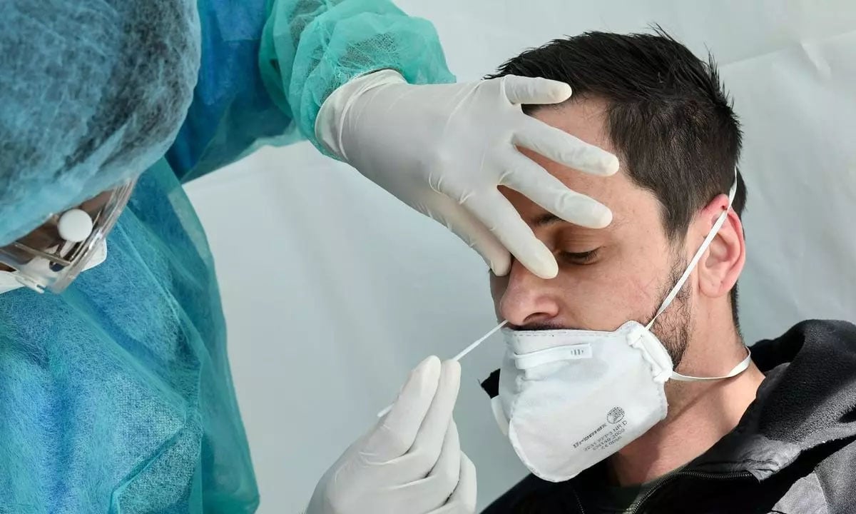 Paciente é submetido a teste para Covid-19. Foto: Bertrand Guay/AFP 