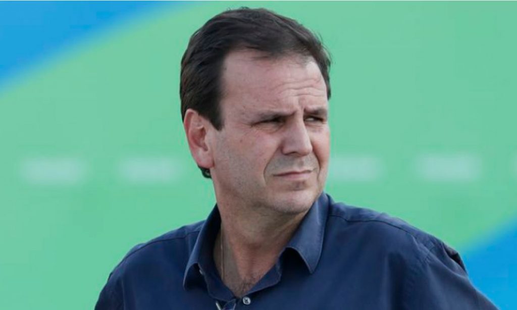 Paes se coloca à disposição do governo federal para realizar desfile militar na Praia de Copacabana