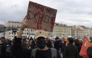 Milhares protestam contra lei de segurança na França, abalada pela violência policial