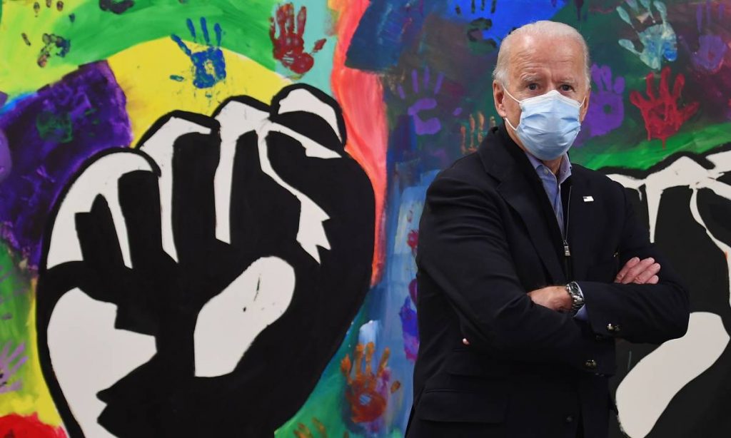 Biden tem uma série de lapsos no dia da eleição presidencial americana