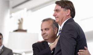 Ministro é alvo de deputados por suposto tráfico de influência com filho de Bolsonaro