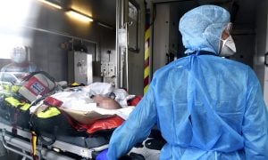 Covid-19: Infecções na Inglaterra caem 30% com lockdown, diz estudo