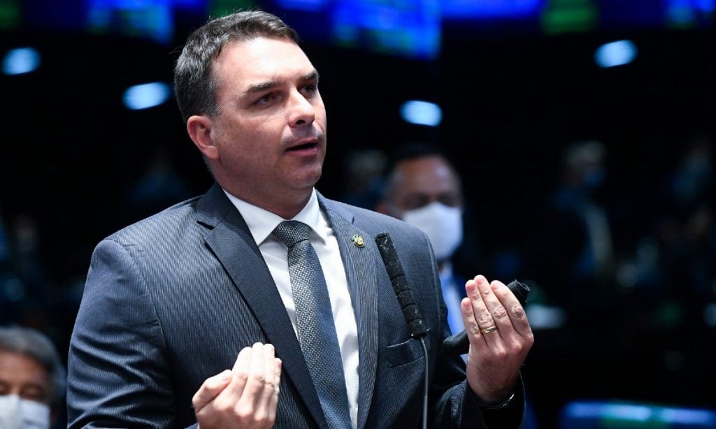 Flávio Bolsonaro tinha funcionária fantasma, diz viúva de Adriano da Nóbrega em áudio