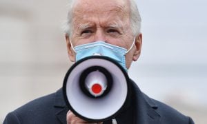 Biden diz que será vacinado contra a Covid-19 publicamente