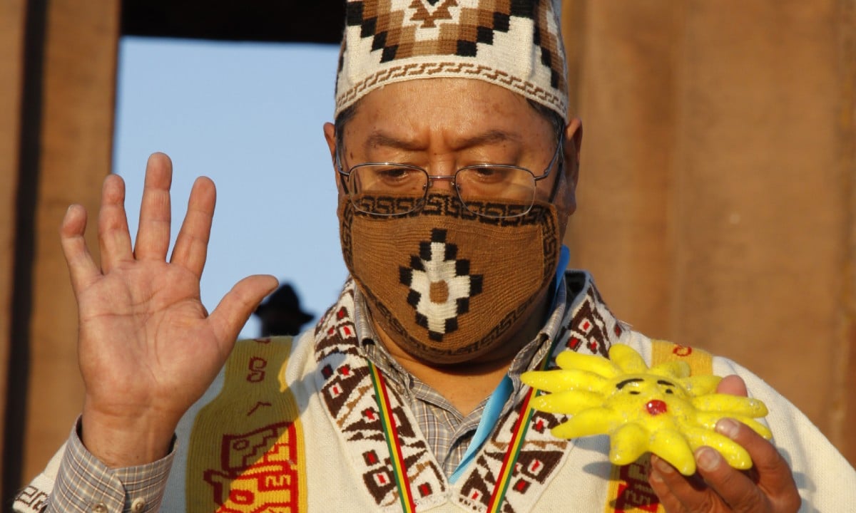 Presidente eleito da Bolívia, Luis Arce, em cerimônia tradicional dos povos Tiwanaku (Foto: Movement for the Socialism (MAS) party / AFP) 