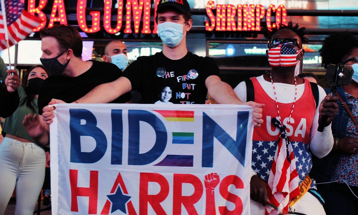 Nova-iorquinos ocupam praças e avenidas da cidade para festejar vitória de Biden e Harris