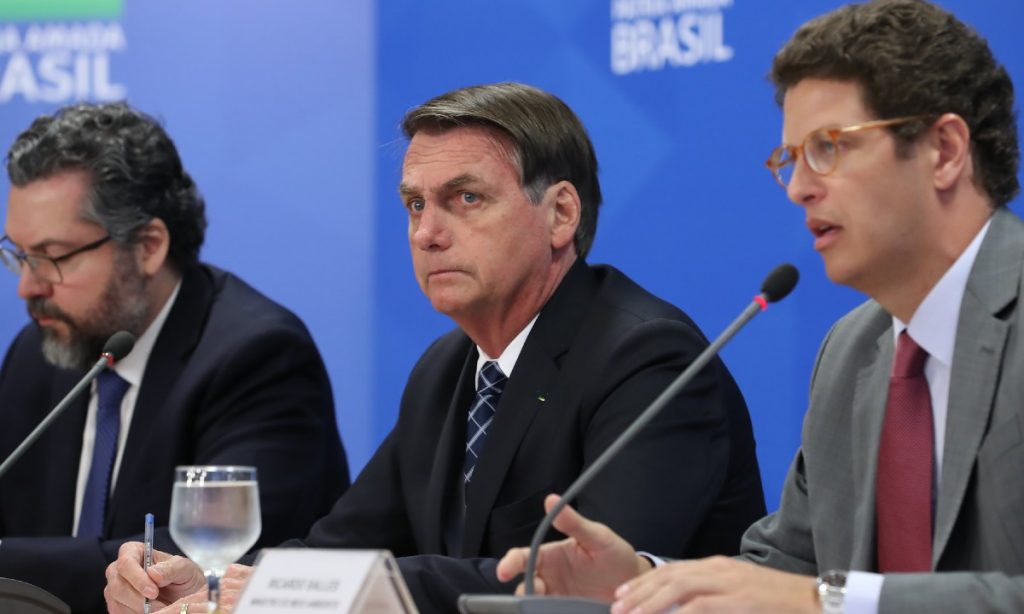 Bolsonaro precisa arrumar novos ministros, diz cientista político