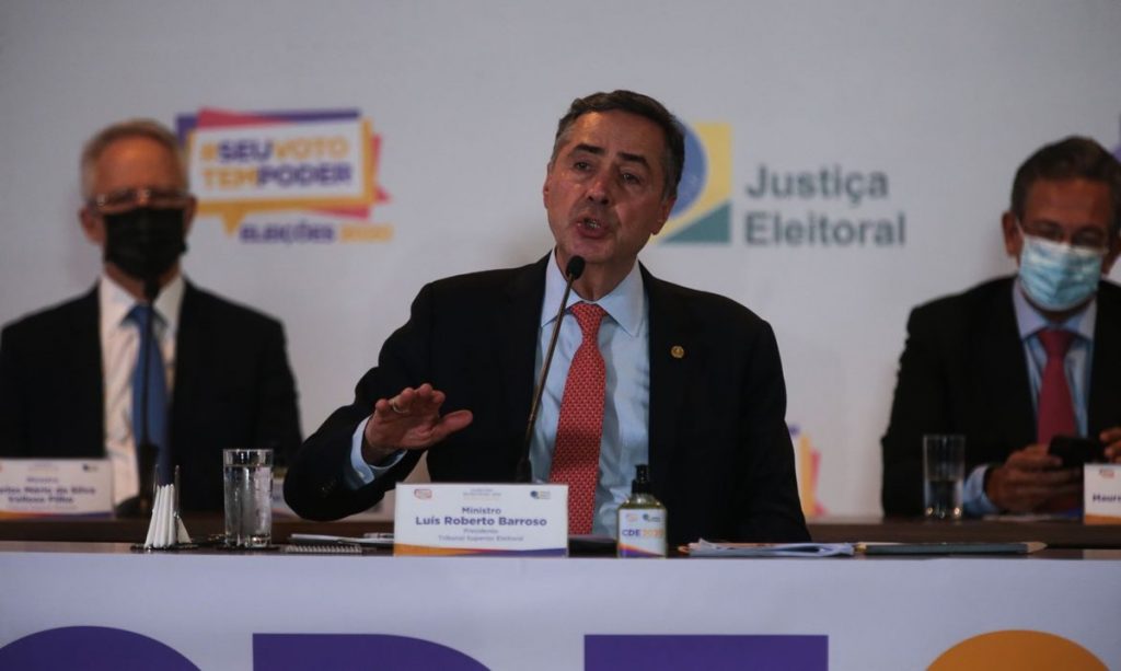 Barroso ironiza Bolsonaro sobre fraude nas eleições: ‘tem quem ache que terra é plana’