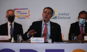 Barroso ironiza Bolsonaro sobre fraude nas eleições: 'tem quem ache que terra é plana'