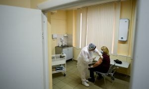 Moscou começa a vacinar trabalhadores mais expostos à Covid-19