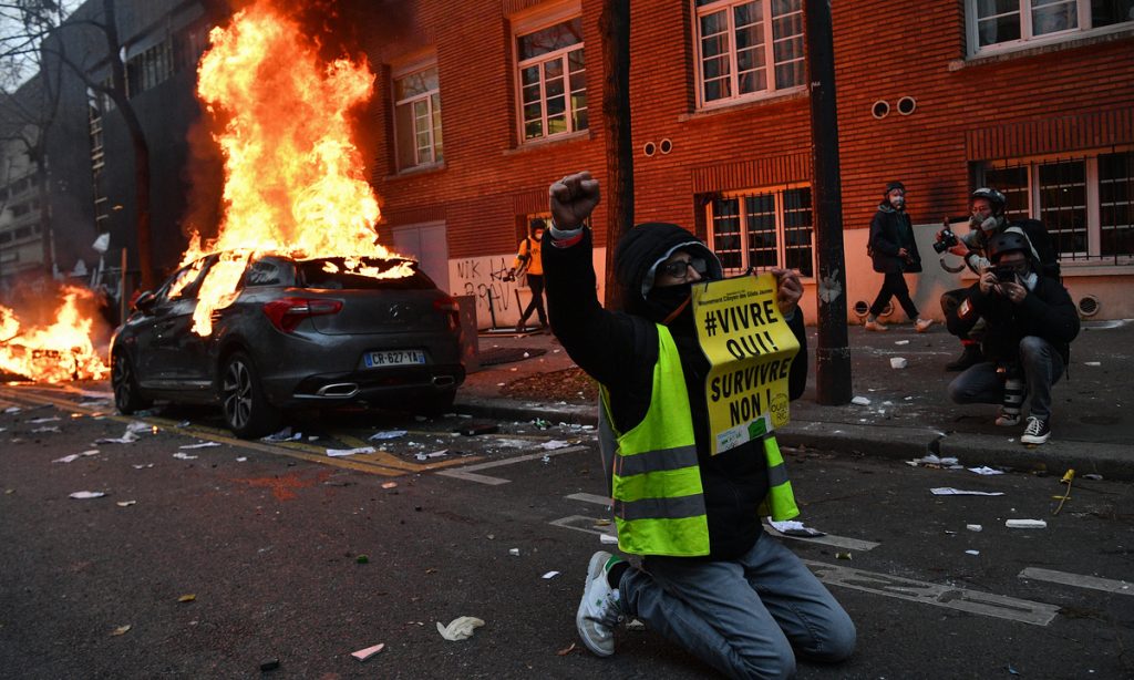 Na França, manifestantes vão às ruas por direitos sociais e liberdade