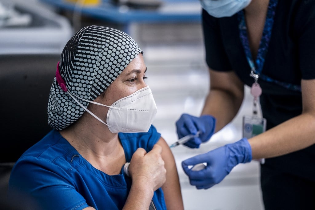 A auxiliar de enfermagem Zulema Riquelme foi a primeira a receber a vacina no Chile. Foto: Marcelo Segura/AFP 
