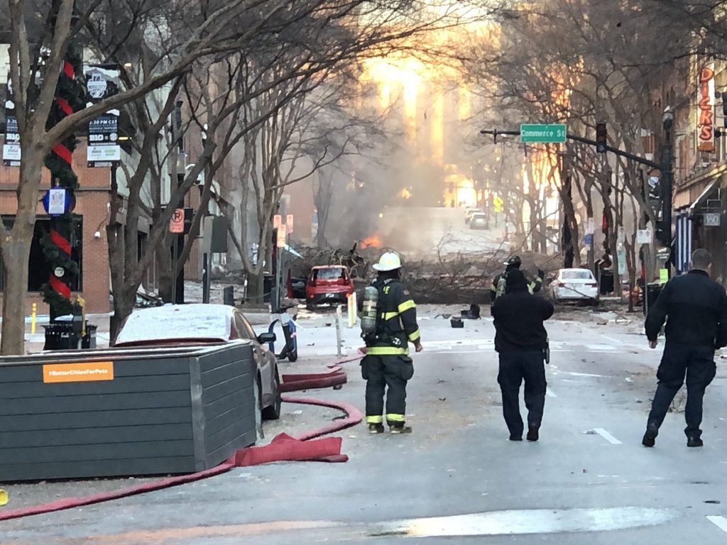 Explosão no centro de Nashville deixa 3 feridos e danifica prédios