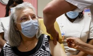 'Estou emocionada!', diz primeira francesa a ser vacinada contra a Covid-19