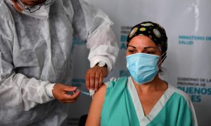 Com vacina russa, imunização na Argentina já começou