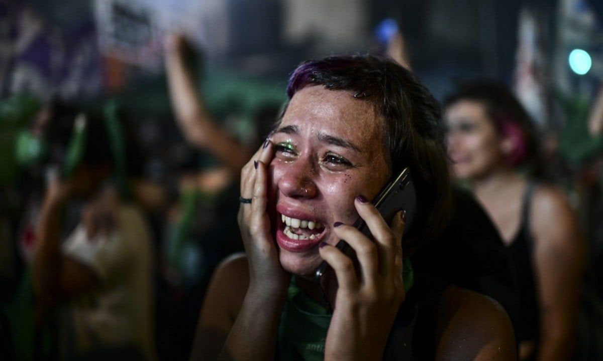 Ativistas se emocionam com a legalização do aborto na Argentina; veja fotos