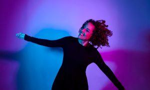 Depois de 11 anos, Fernanda Porto refaz carreira com novo álbum