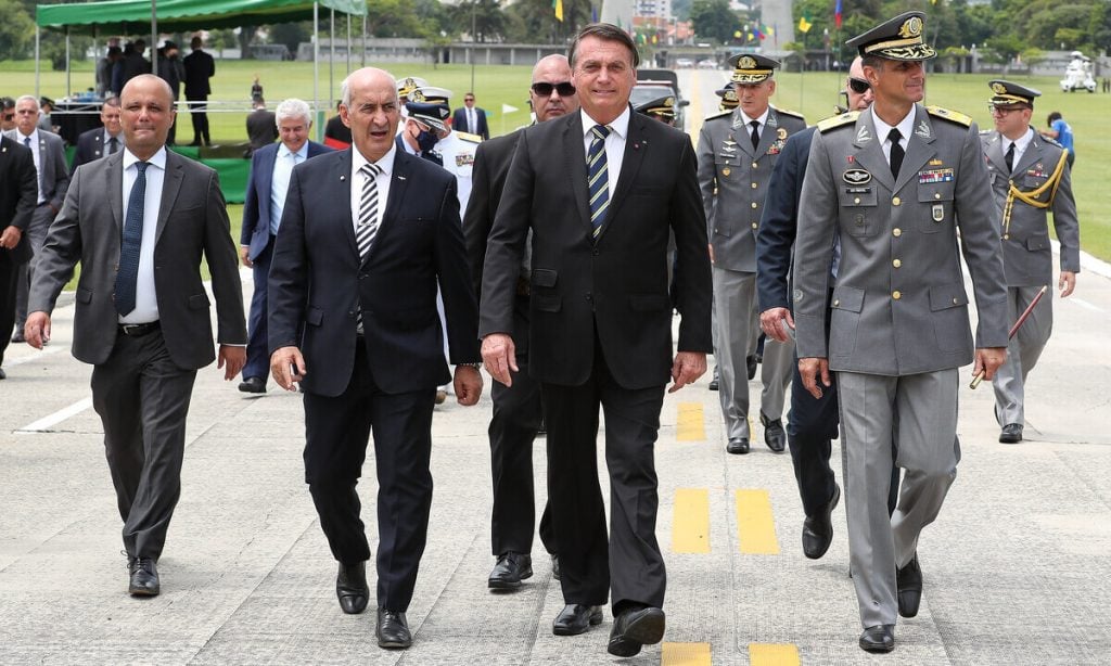 Bolsonaro participa de formatura na Aman, com aglomeração e pouco uso de máscara
