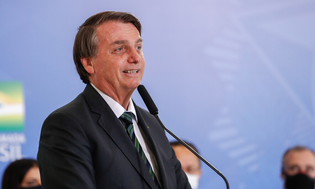 Após dizer que não dá bola, Bolsonaro afirma que tem ‘pressa’ por vacinação