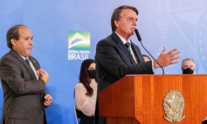 Bolsonaro sanciona lei que regulamenta repasses do novo Fundeb