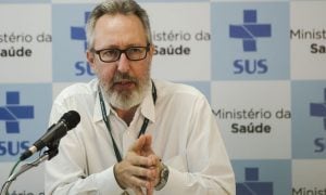 'Doria e Bolsonaro são dependentes em relação à vacina'