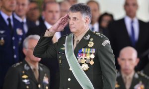 'Ao fim e ao cabo, os militares estão sendo covardes com o País'