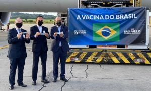 Lote com insumos para fabricação da vacina chinesa chega a São Paulo