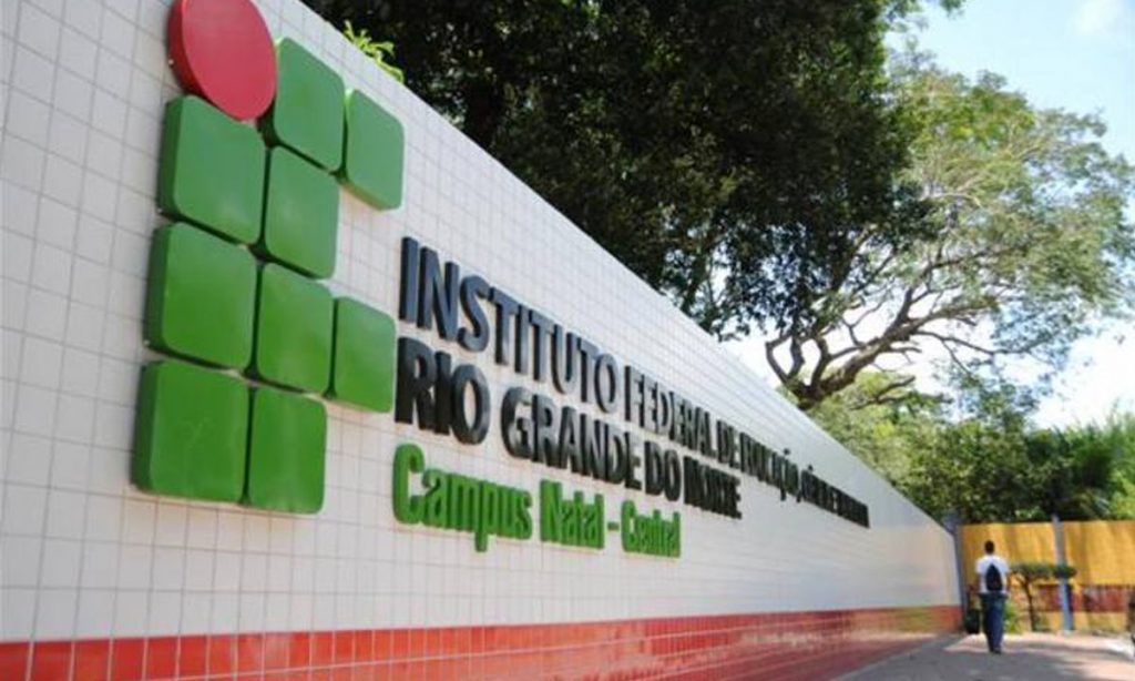 Após um ano, reitor eleito no IFRN é nomeado e aplaudido na posse