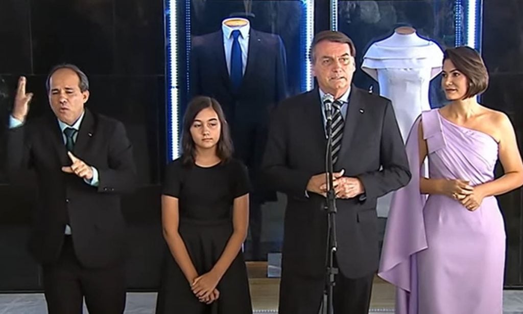 Governo lança exposição de roupas usadas por Bolsonaro na posse