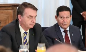 Mourão: Bolsonaro 'é o responsável por tudo o que aconteça' na Saúde