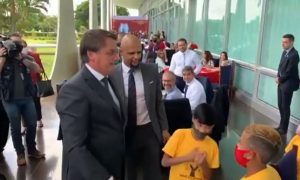 Sem máscaras, Bolsonaro e Felipe Melo participam de evento em Brasília