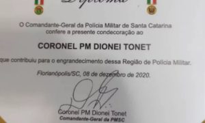 Comandante da PM de SC assina homenagem a si mesmo