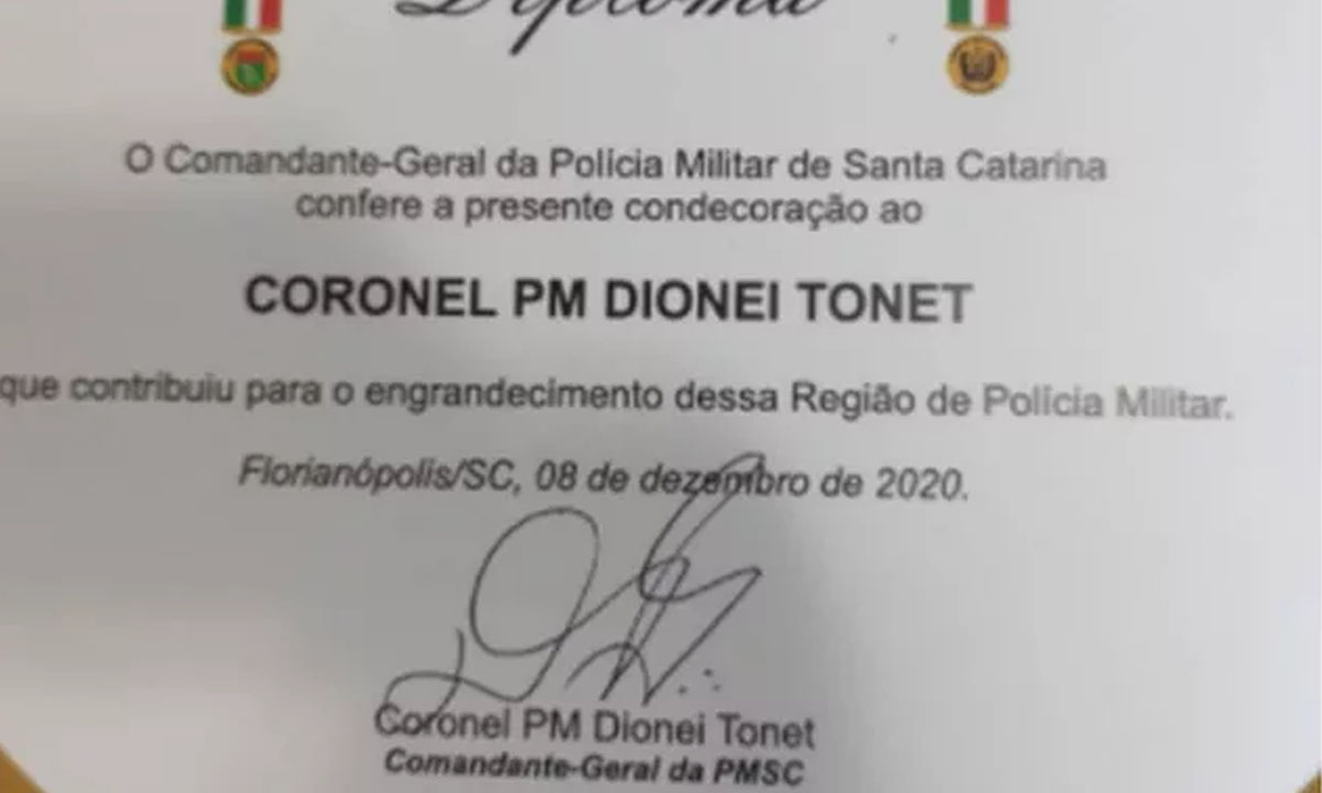 Comandante da PM de SC assina homenagem a si mesmo