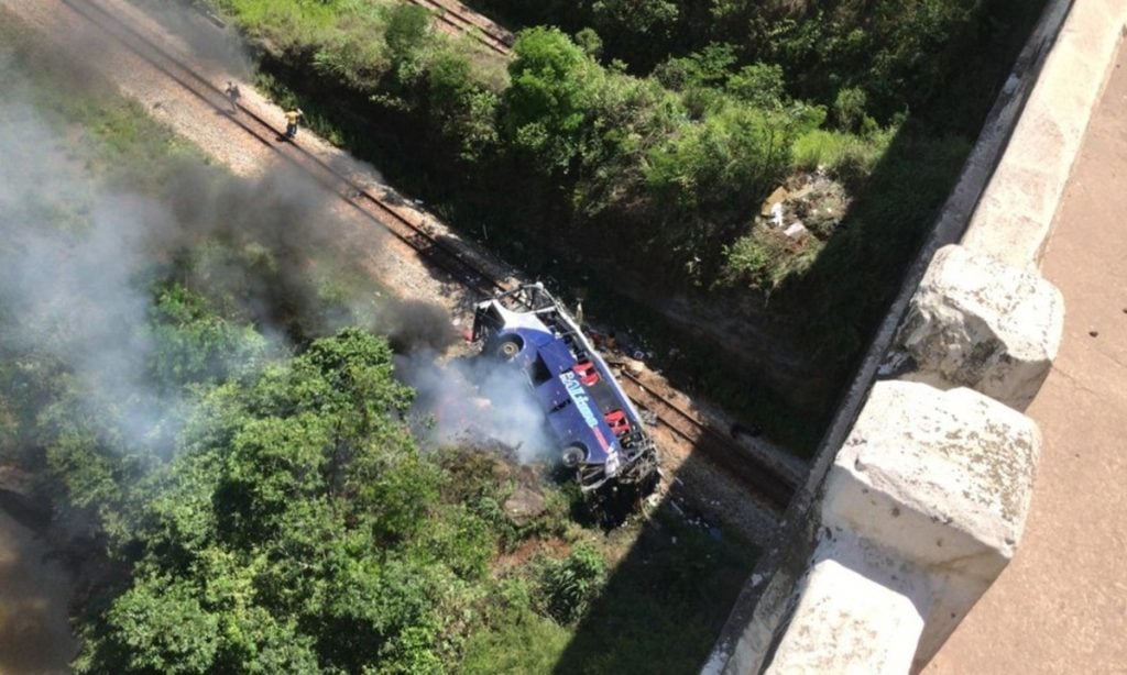 Acidente com ônibus em Minas Gerais deixa 14 mortos, segundo bombeiros
