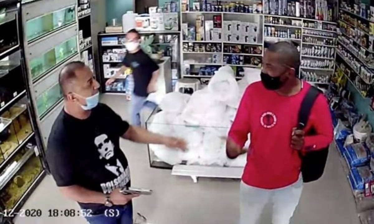 Apoiador de Bolsonaro agride homem que defendeu mulher de assédio; veja o vídeo